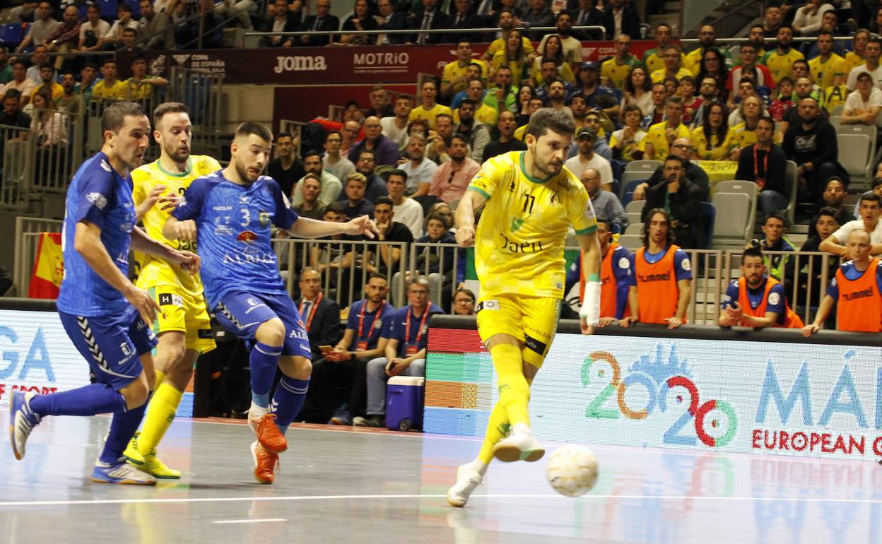 Falta de precisión. El salmantino, Dani Martín, se topó en varias ocasiones con el cancerbero del Viña Albali Valdepeñas. 