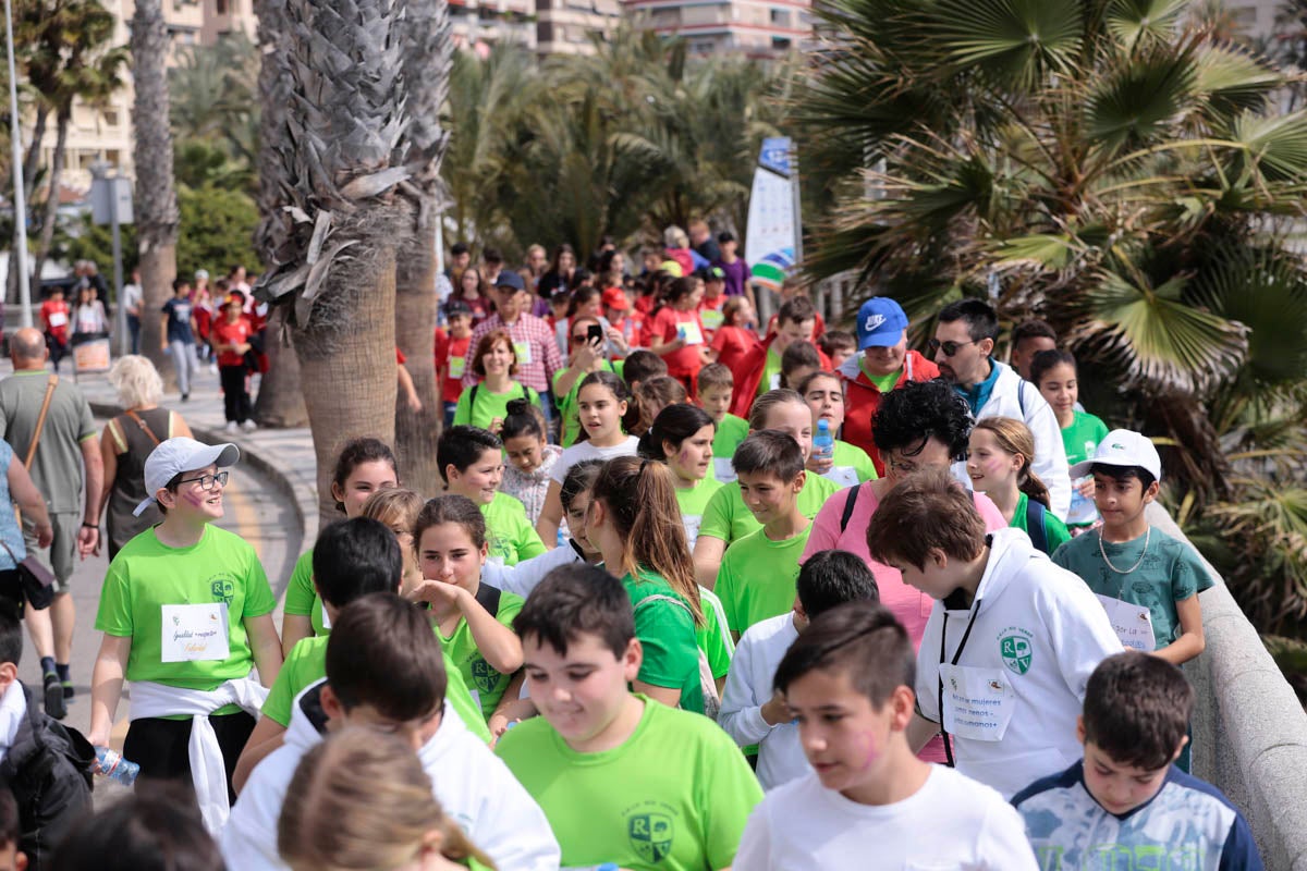 Con proclamas feministas como dorsal en sus camisetas, mil pequeños almuñequeros se han enfundado sus zapatillas para participar en una gran marcha por la igualdad entre hombres y mujeres con motivo del Día Internacional de La Mujer