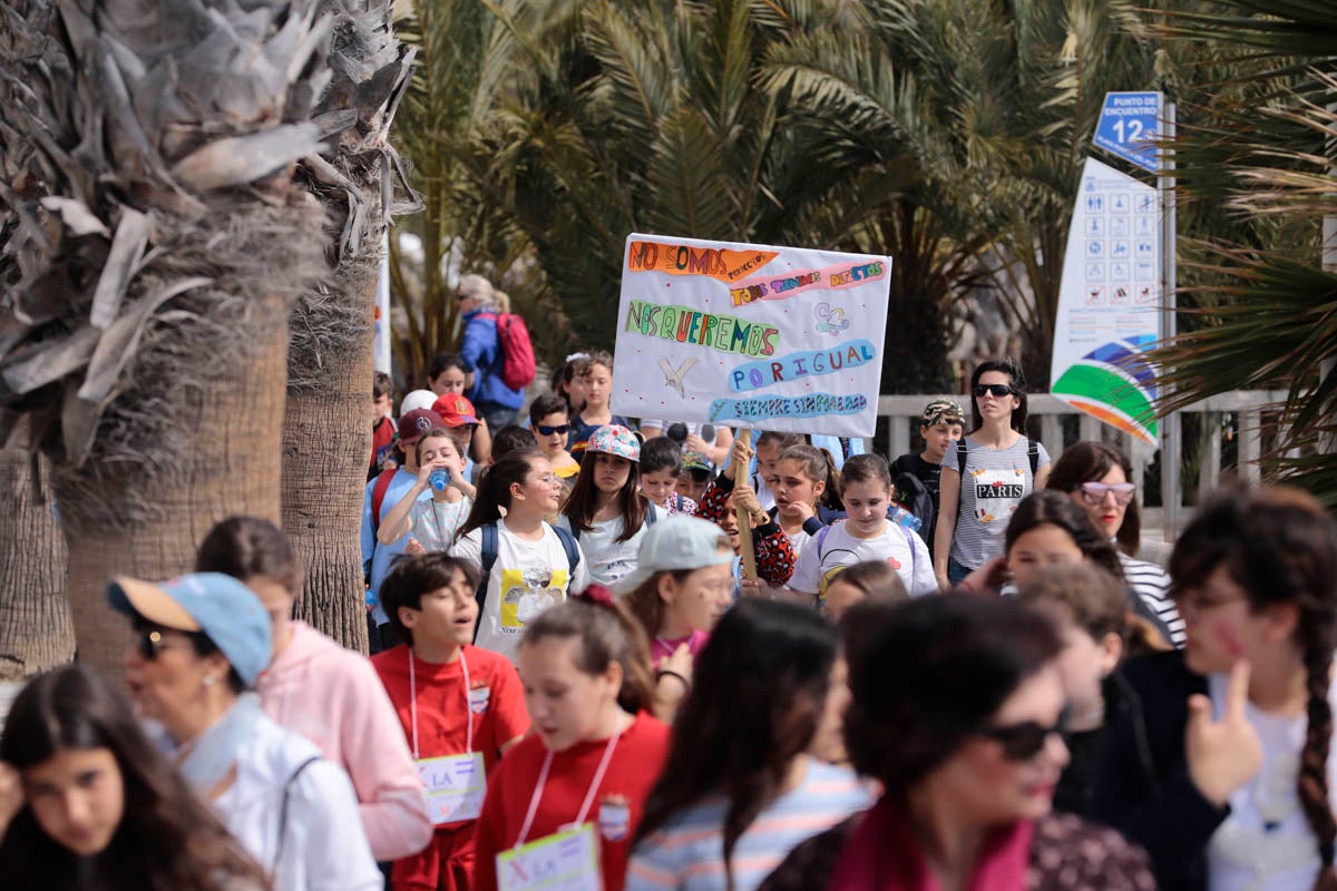 Con proclamas feministas como dorsal en sus camisetas, mil pequeños almuñequeros se han enfundado sus zapatillas para participar en una gran marcha por la igualdad entre hombres y mujeres con motivo del Día Internacional de La Mujer