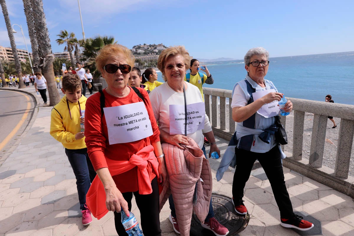 Con proclamas feministas como dorsal en sus camisetas, mil pequeños almuñequeros se han enfundado sus zapatillas para participar en una gran marcha por la igualdad entre hombres y mujeres con motivo del Día Internacional de La Mujer