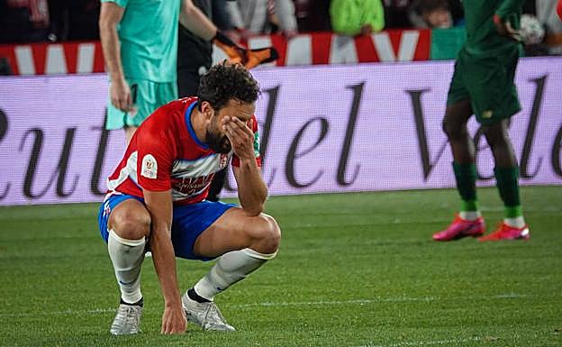 Germán Sánchez, autor del segundo gol del Granada, se muestra consternado al final del encuentro con la eliminación. 