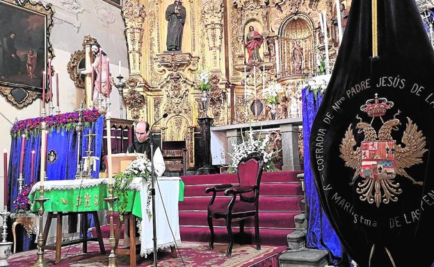 Jesús de la Paciencia, al fondo a la izquierda, en su sede de la iglesia de San Matías.