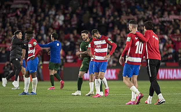 Los futbolistas del Granada, desolados al finalizar el partido. 