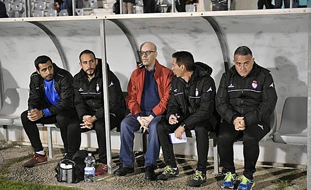 El técnico alicantino del Real Jaén durante el partido antel el Huétor Tajar. 