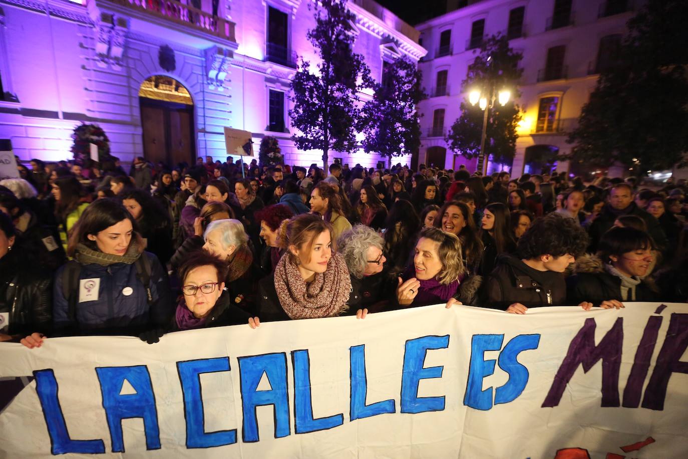 La manifestación nocturna recorrió las calles Reyes Católicos, Recogidas, Pedro Antonio de Alarcón y terminó en el entorno de Ciencias