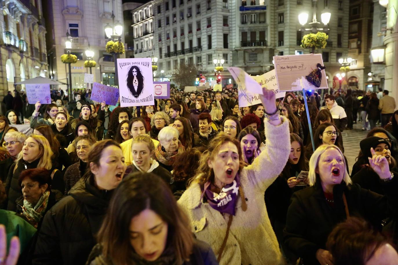 La manifestación nocturna recorrió las calles Reyes Católicos, Recogidas, Pedro Antonio de Alarcón y terminó en el entorno de Ciencias