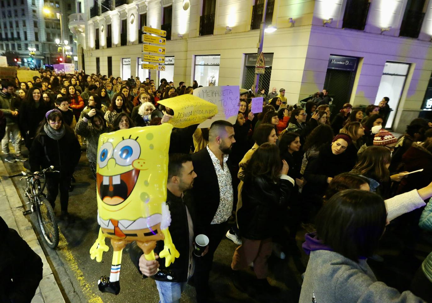 La manifestación nocturna recorrió las calles Reyes Católicos, Recogidas, Pedro Antonio de Alarcón y terminó en el entorno de Ciencias