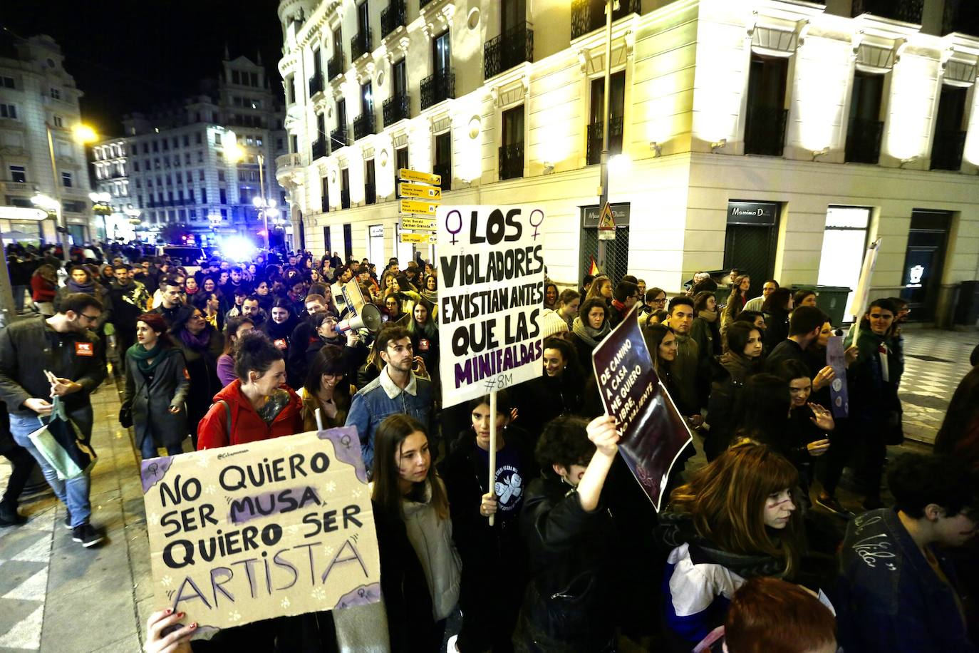 La manifestación nocturna recorrió las calles Reyes Católicos, Recogidas, Pedro Antonio de Alarcón y terminó en el entorno de Ciencias