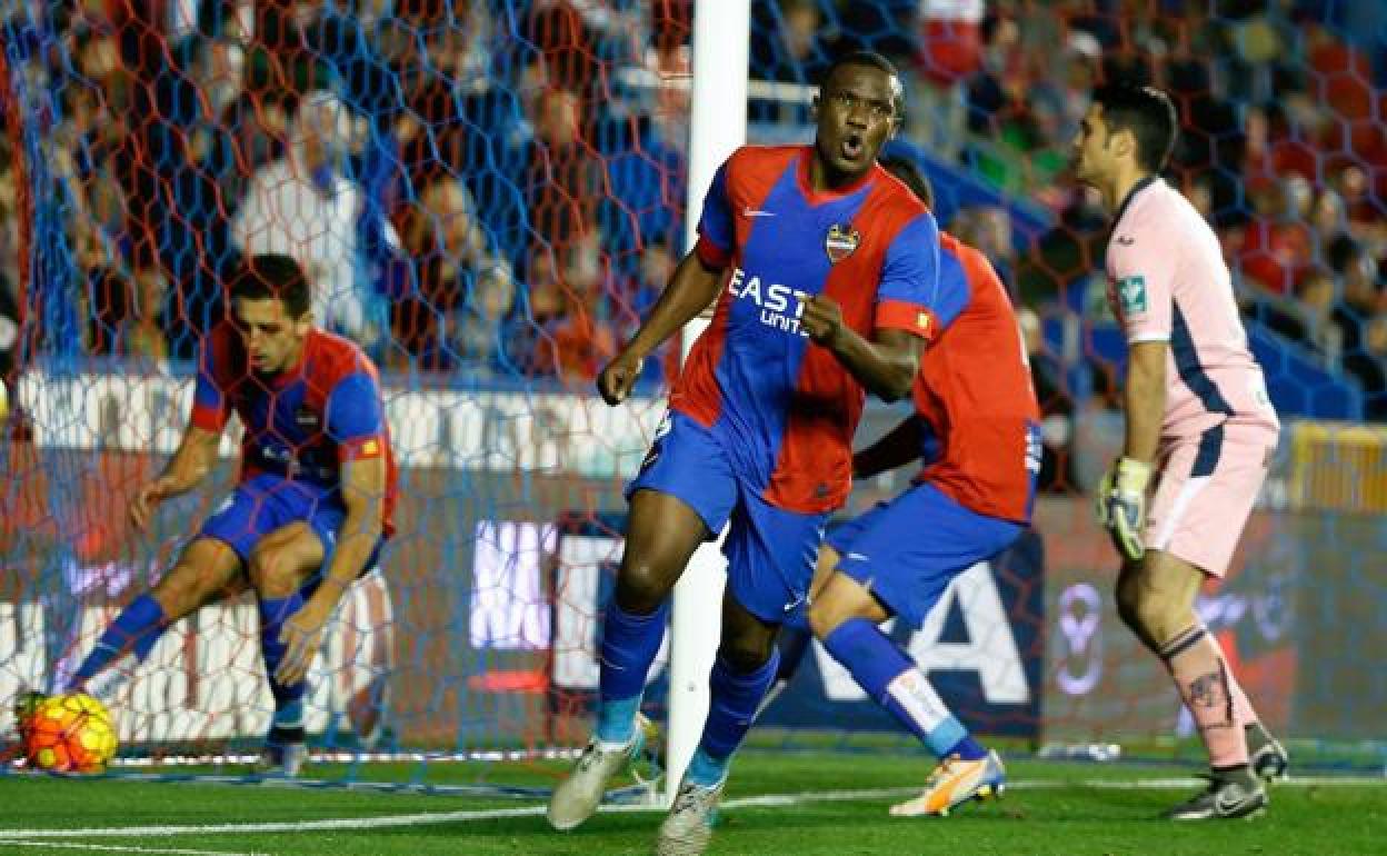 El mozambiqueño Simao Mate celebra el 1-1 que consiguió de manera provisional ante el rostro apenado del guardameta Andrés Fernández. 