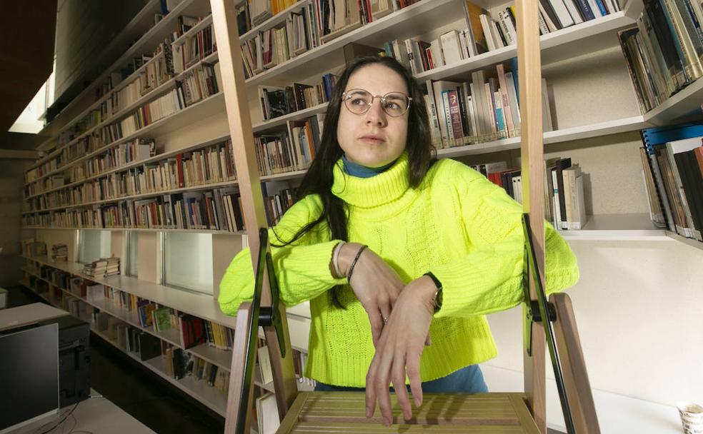 Cristina Morales posa en la biblioteca del Centro Federico García Lorca. 