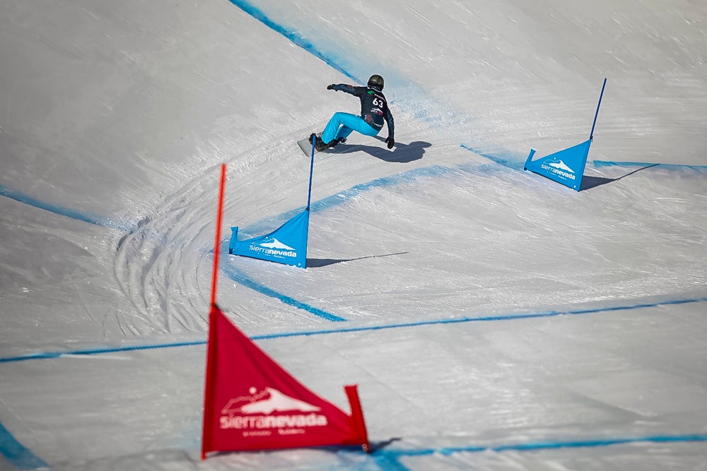 El español Lucas Eguibar ganó este sábado la prueba de la Copa del Mundo de boardercross de snowboard