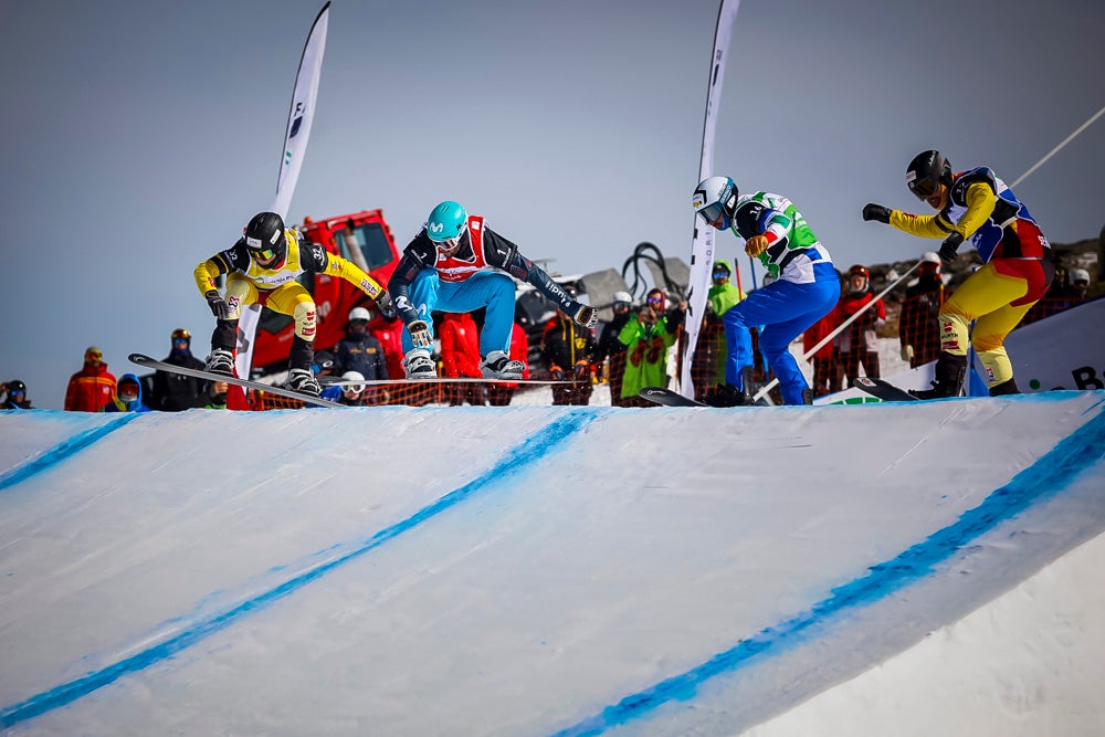 El español Lucas Eguibar ganó este sábado la prueba de la Copa del Mundo de boardercross de snowboard