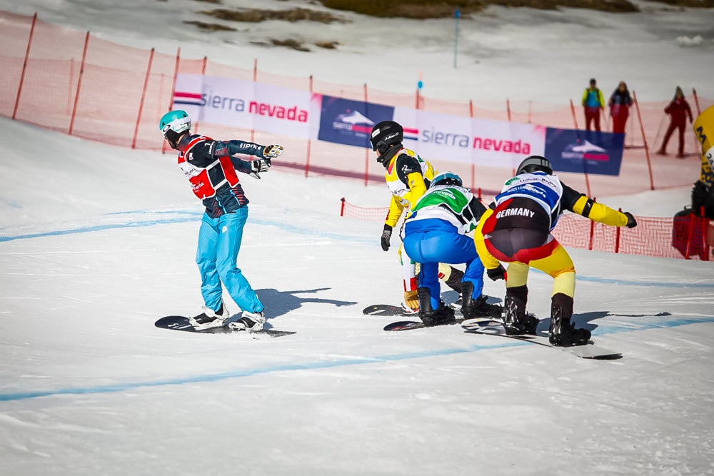 El español Lucas Eguibar ganó este sábado la prueba de la Copa del Mundo de boardercross de snowboard