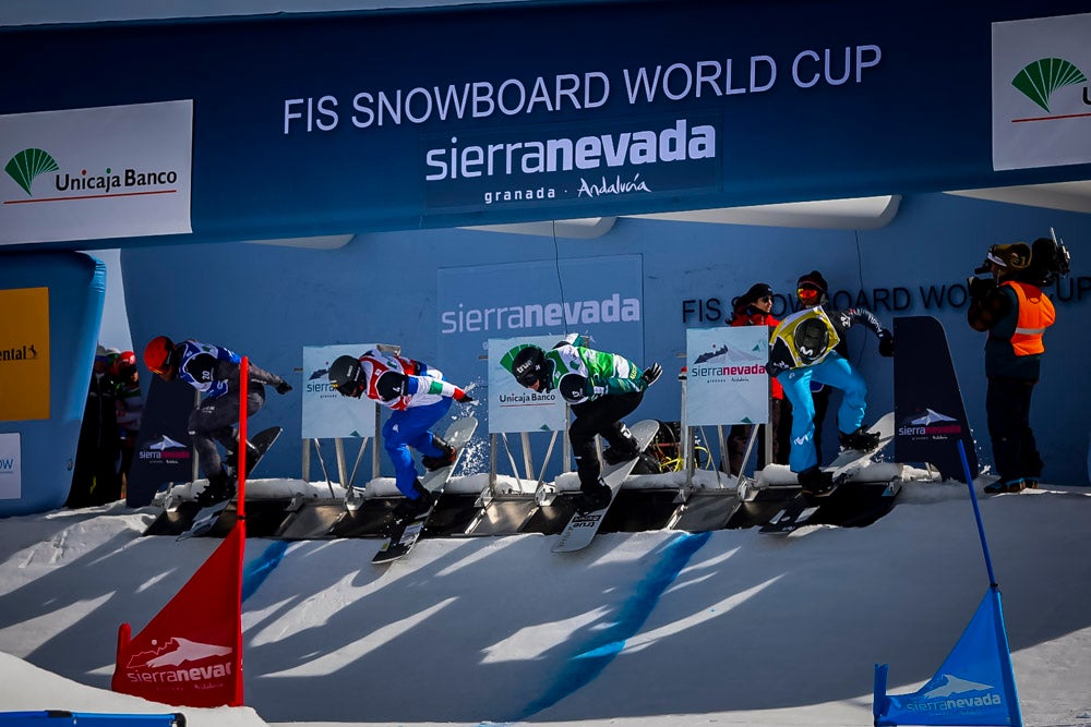 El español Lucas Eguibar ganó este sábado la prueba de la Copa del Mundo de boardercross de snowboard
