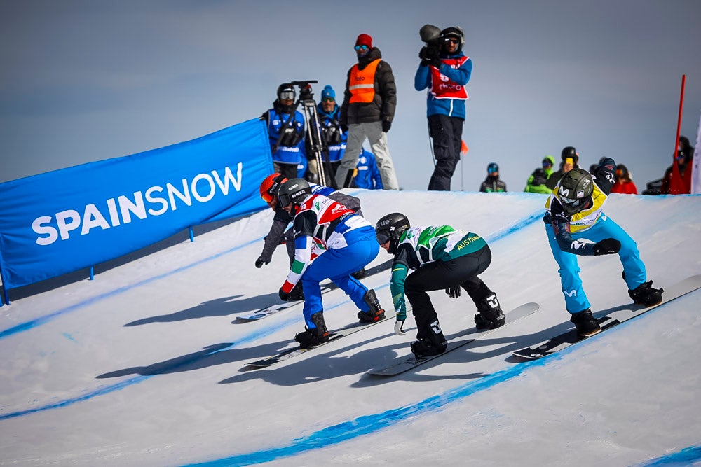 El español Lucas Eguibar ganó este sábado la prueba de la Copa del Mundo de boardercross de snowboard
