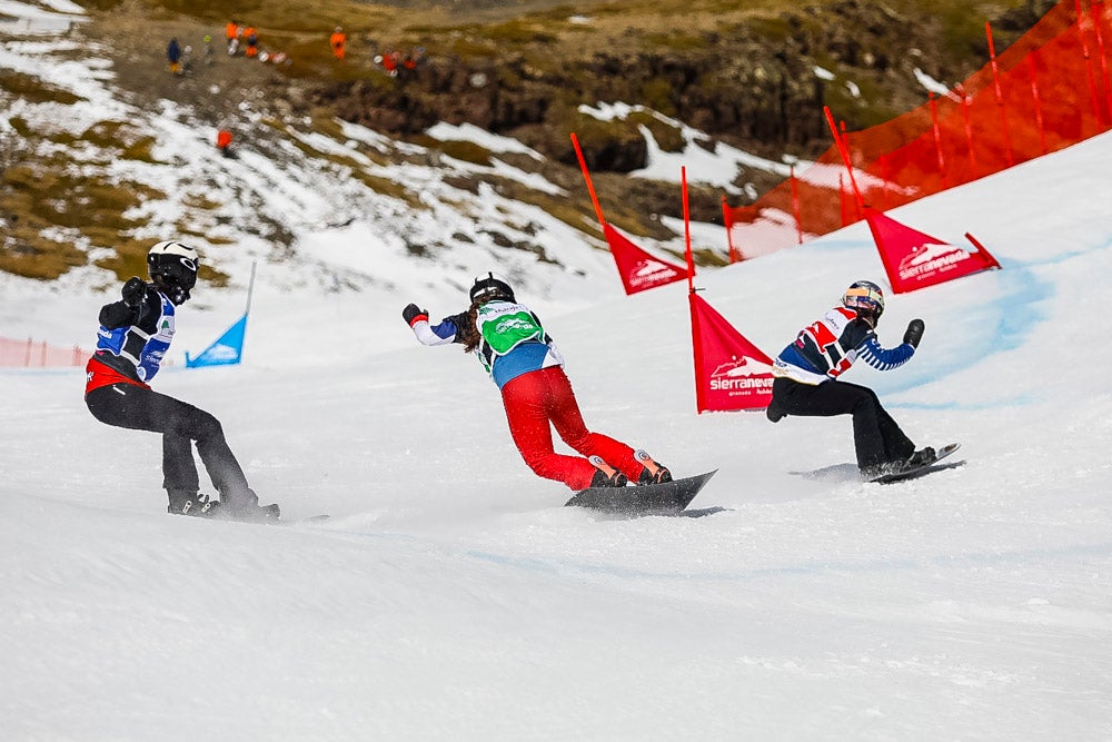 El español Lucas Eguibar ganó este sábado la prueba de la Copa del Mundo de boardercross de snowboard