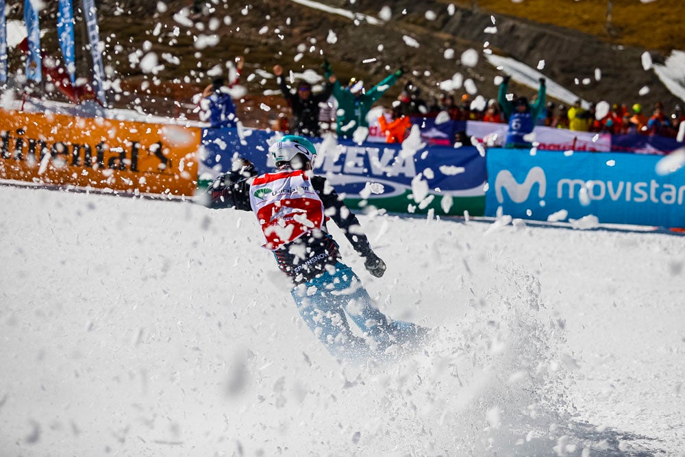 El español Lucas Eguibar ganó este sábado la prueba de la Copa del Mundo de boardercross de snowboard