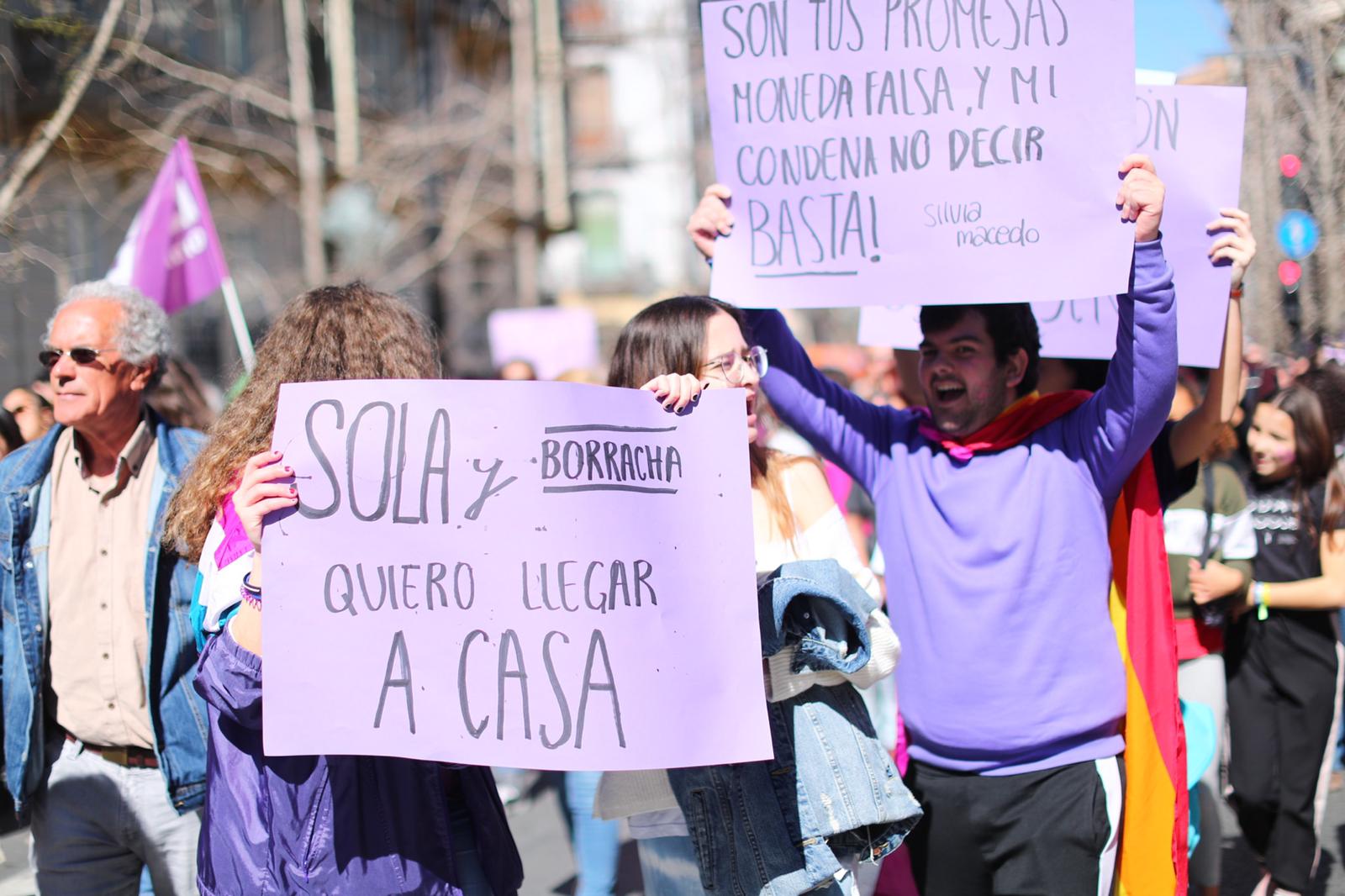 Miles de manifestantes han portada pancartas con mensajes reivindicativos