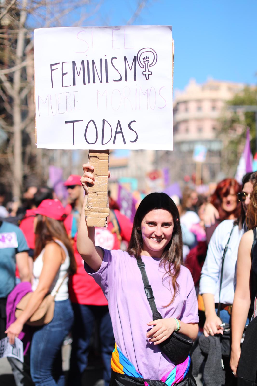 Miles de manifestantes han portada pancartas con mensajes reivindicativos