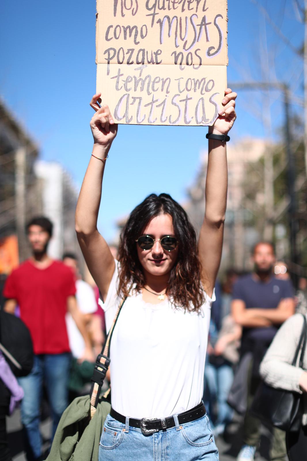 Miles de manifestantes han portada pancartas con mensajes reivindicativos