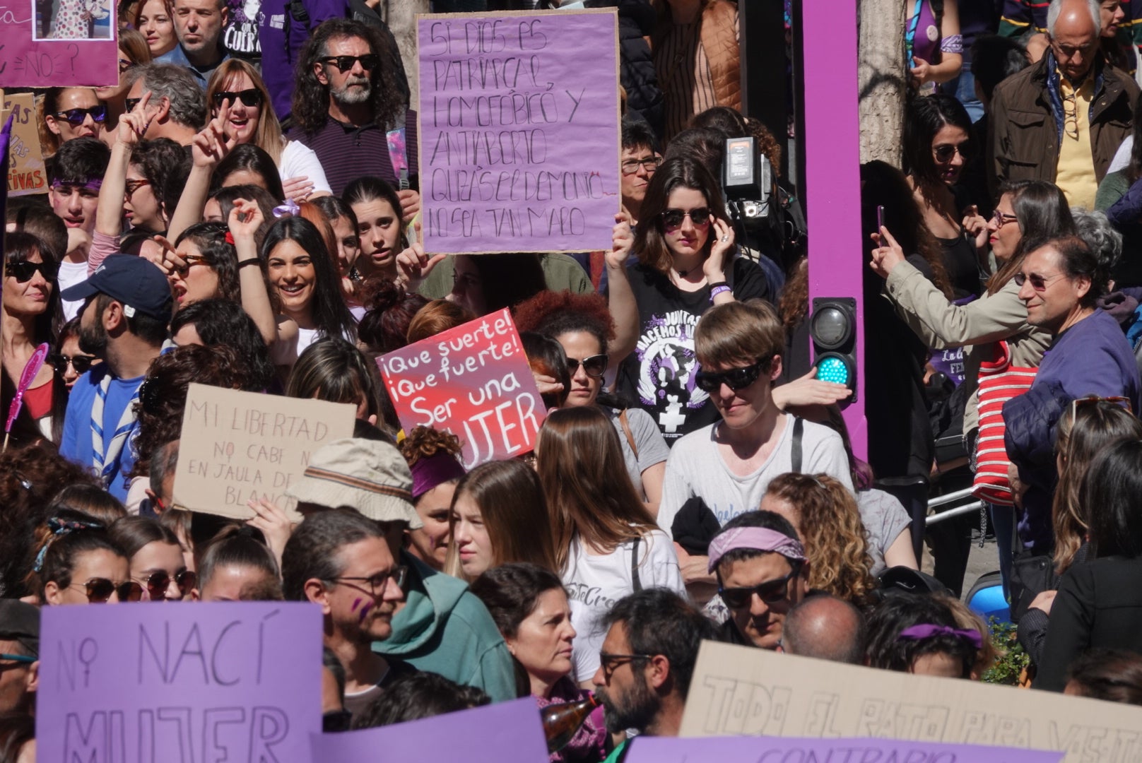 Miles de manifestantes han portada pancartas con mensajes reivindicativos