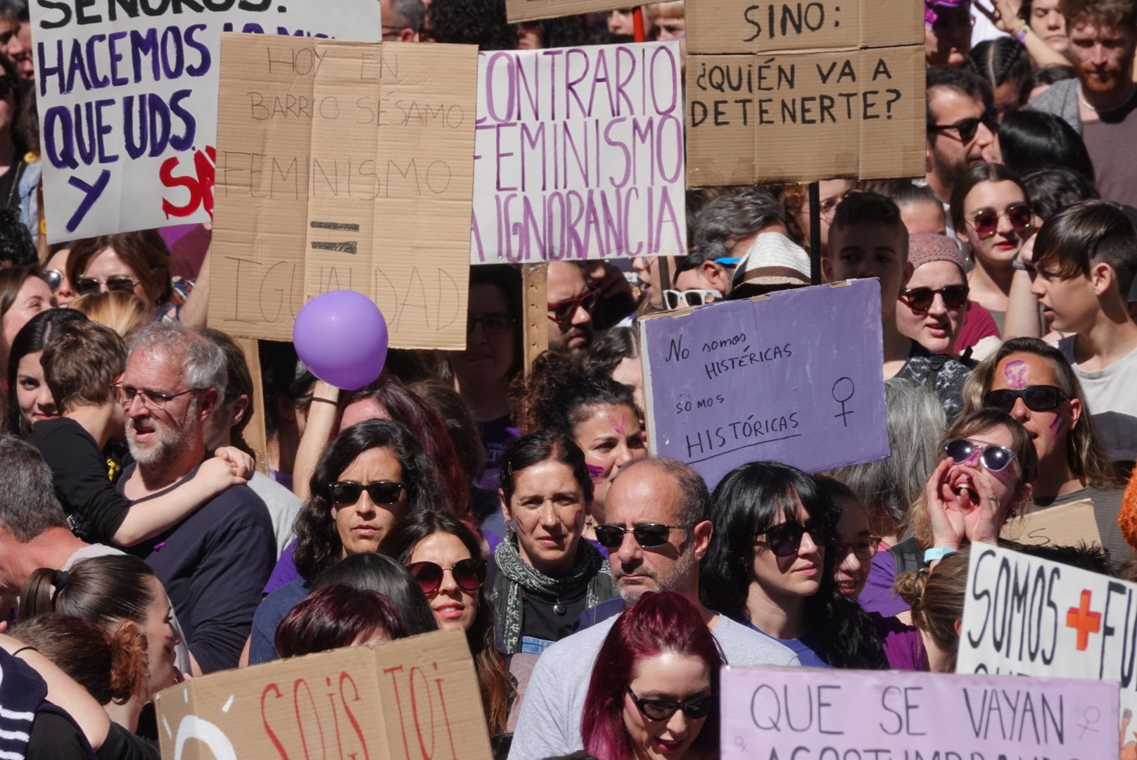 Miles de manifestantes han portada pancartas con mensajes reivindicativos
