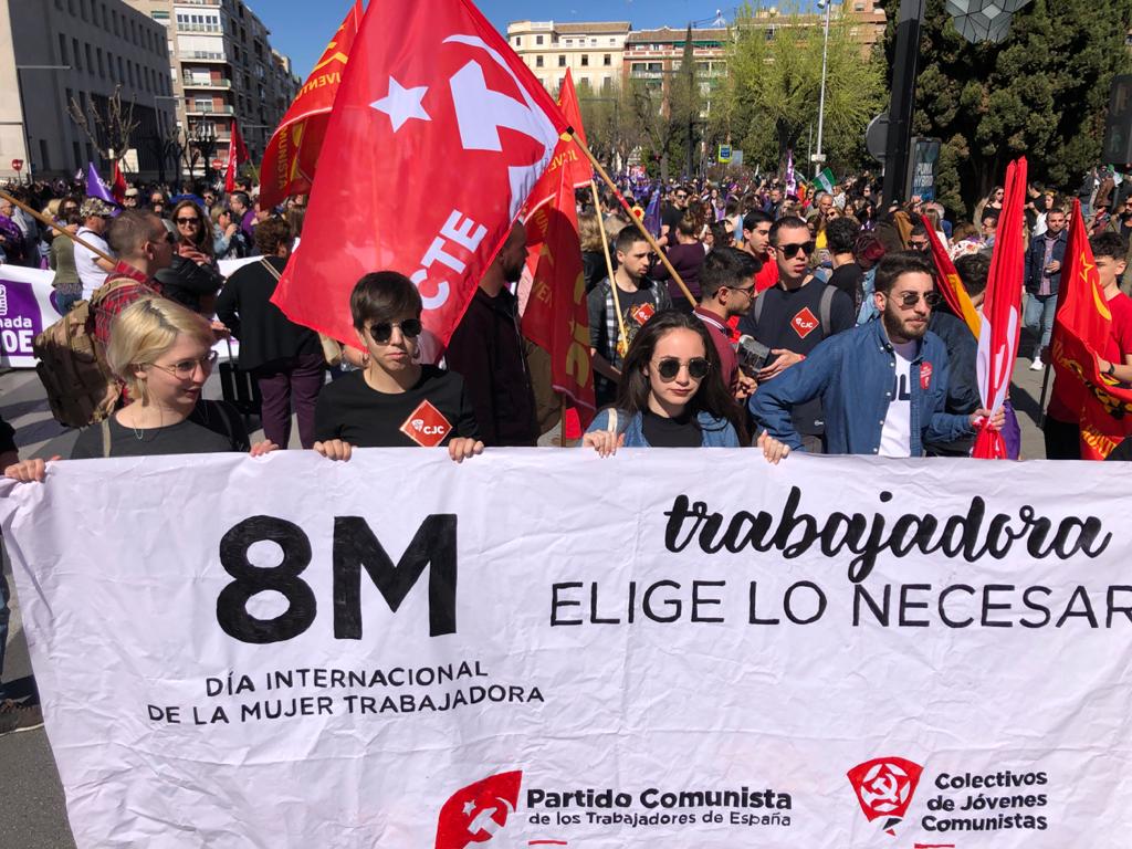 Miles de manifestantes han portada pancartas con mensajes reivindicativos