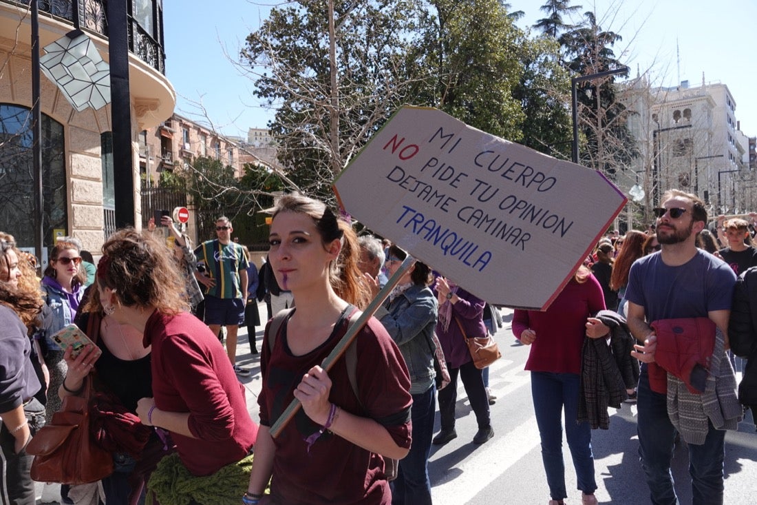 Miles de manifestantes han portada pancartas con mensajes reivindicativos