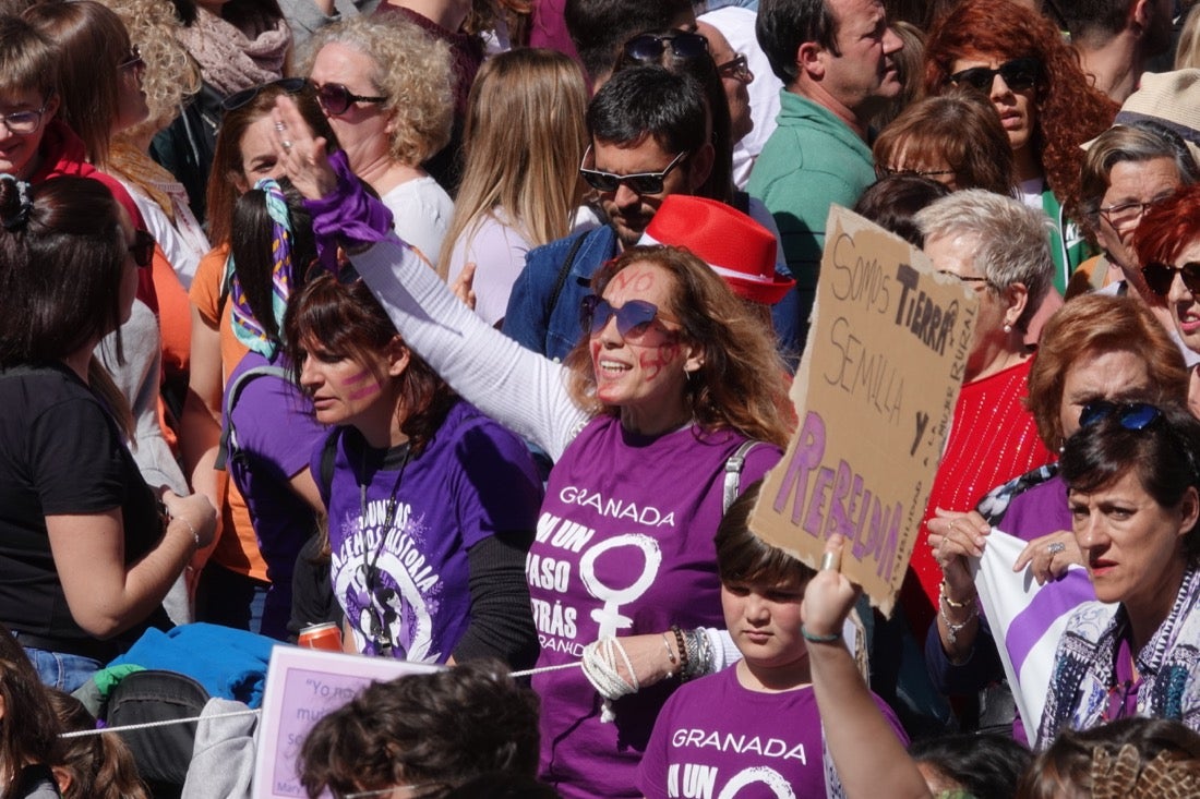 Miles de manifestantes han portada pancartas con mensajes reivindicativos