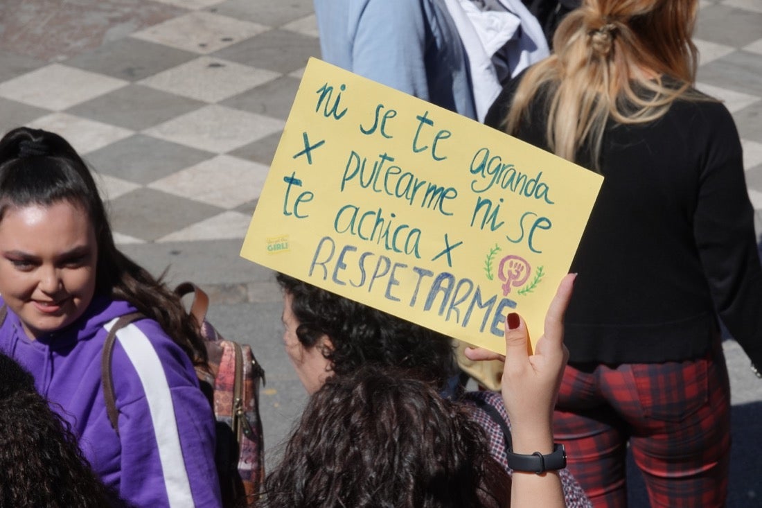 Miles de manifestantes han portada pancartas con mensajes reivindicativos