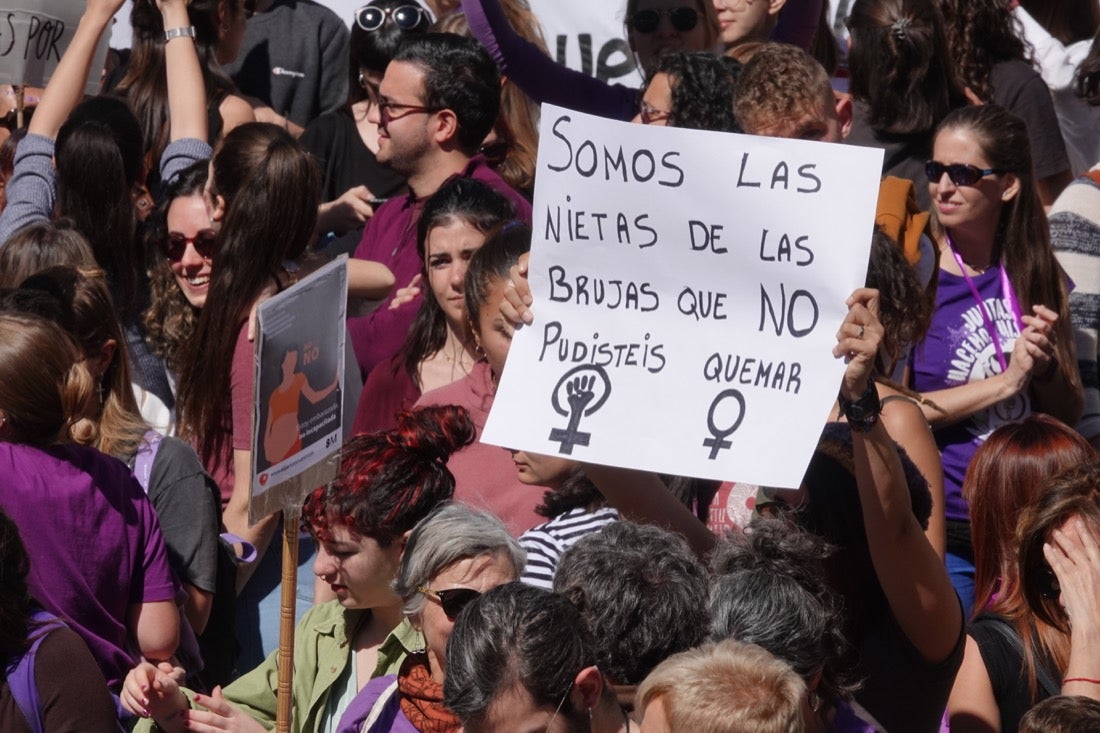 Miles de manifestantes han portada pancartas con mensajes reivindicativos