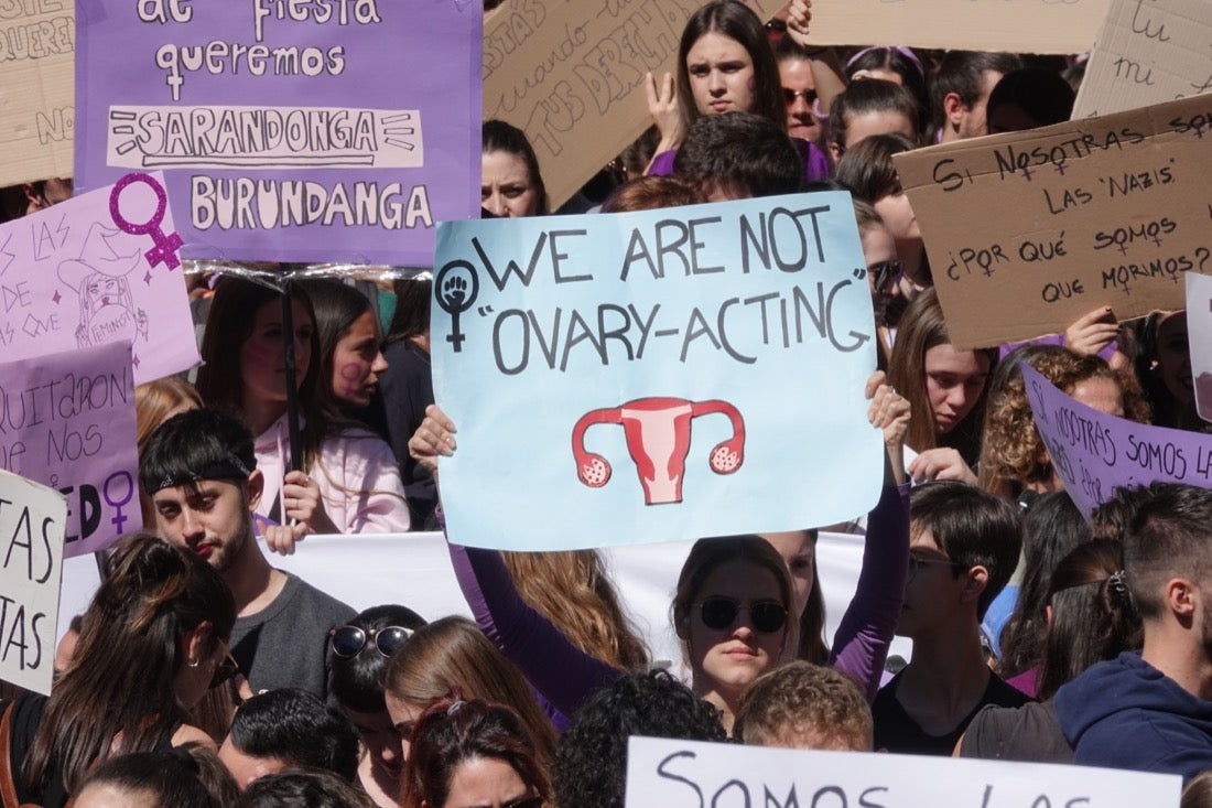 Miles de manifestantes han portada pancartas con mensajes reivindicativos