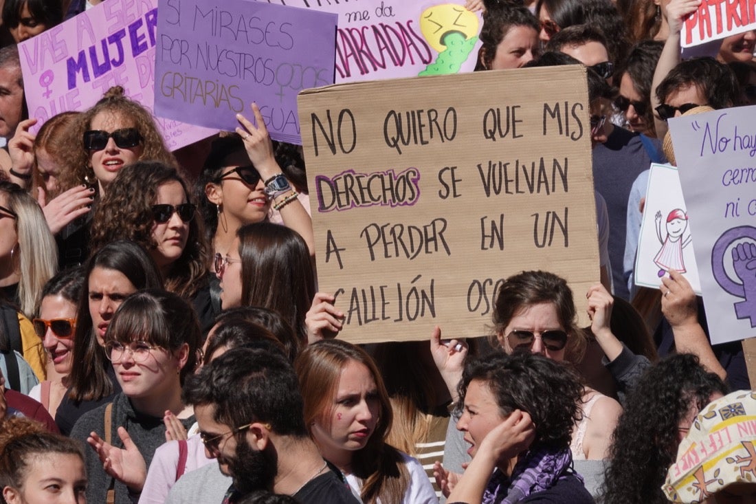 Miles de manifestantes han portada pancartas con mensajes reivindicativos
