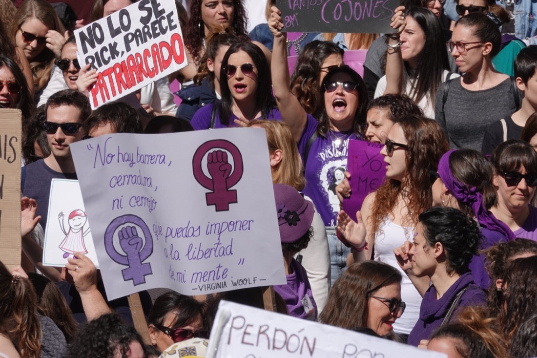 Miles de manifestantes han portada pancartas con mensajes reivindicativos