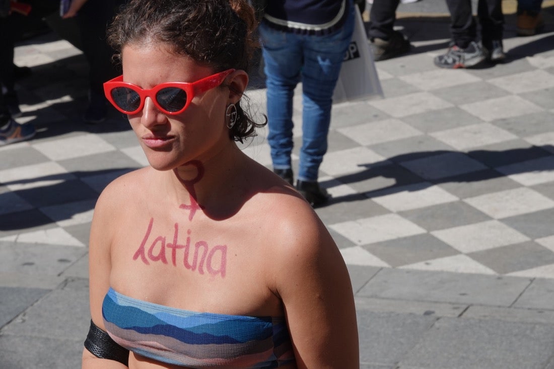 Miles de manifestantes han portada pancartas con mensajes reivindicativos