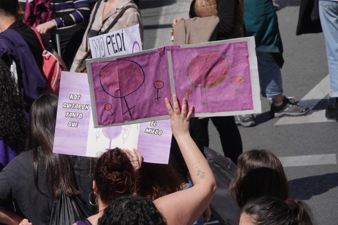 Miles de manifestantes han portada pancartas con mensajes reivindicativos