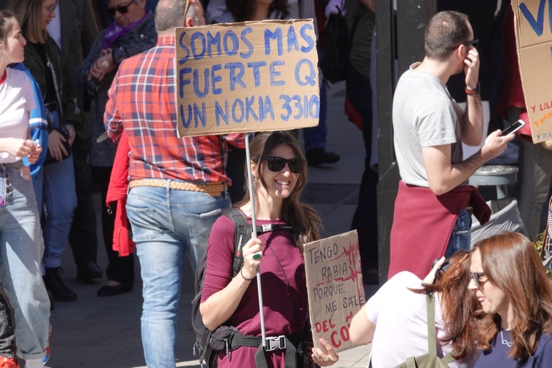 Miles de manifestantes han portada pancartas con mensajes reivindicativos