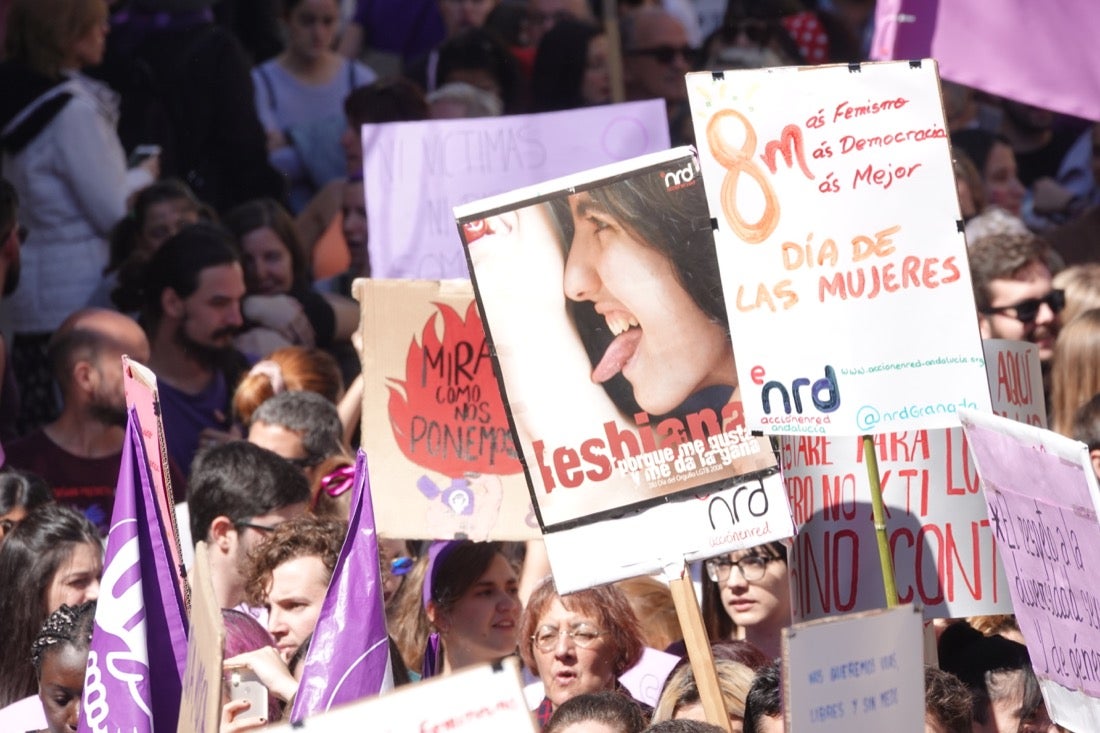 Miles de manifestantes han portada pancartas con mensajes reivindicativos