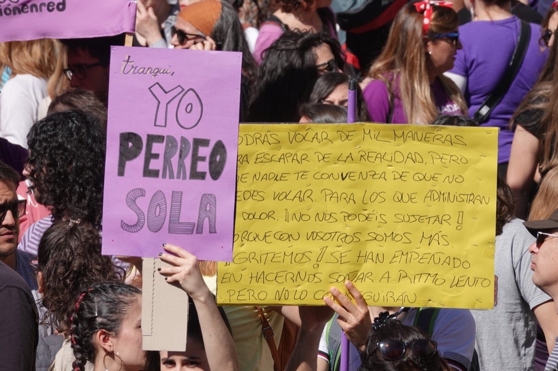 Miles de manifestantes han portada pancartas con mensajes reivindicativos