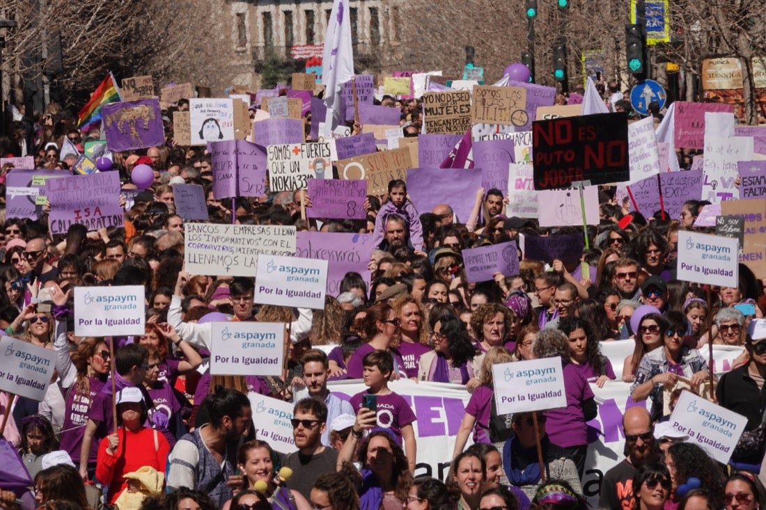 Repaso completo en imágenes a una marcha multitudinaria este Día de la Mujer en Granada