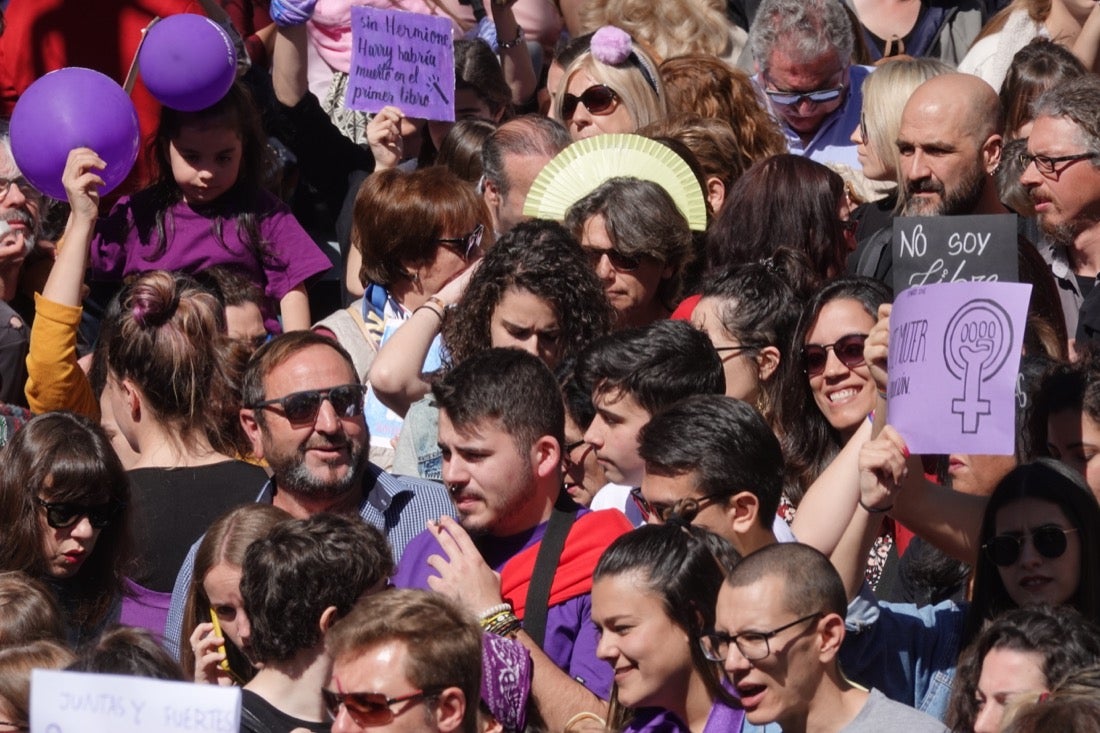 Repaso completo en imágenes a una marcha multitudinaria este Día de la Mujer en Granada