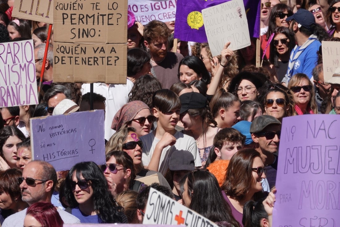 Repaso completo en imágenes a una marcha multitudinaria este Día de la Mujer en Granada