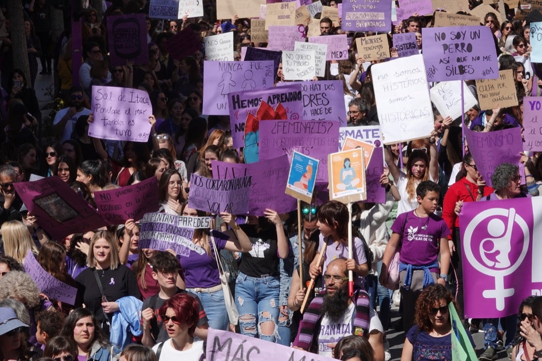 Repaso completo en imágenes a una marcha multitudinaria este Día de la Mujer en Granada
