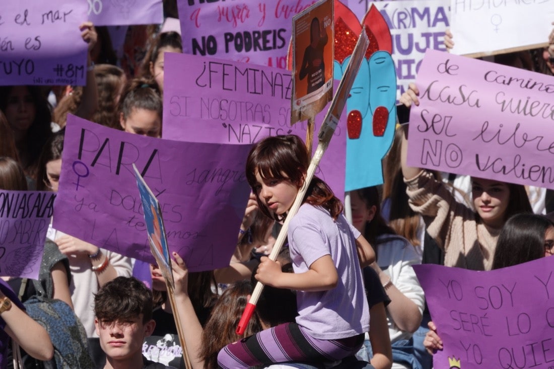 Repaso completo en imágenes a una marcha multitudinaria este Día de la Mujer en Granada