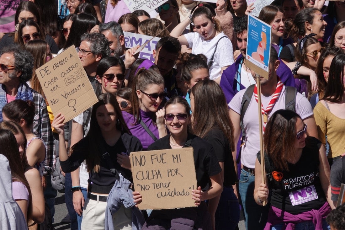 Repaso completo en imágenes a una marcha multitudinaria este Día de la Mujer en Granada