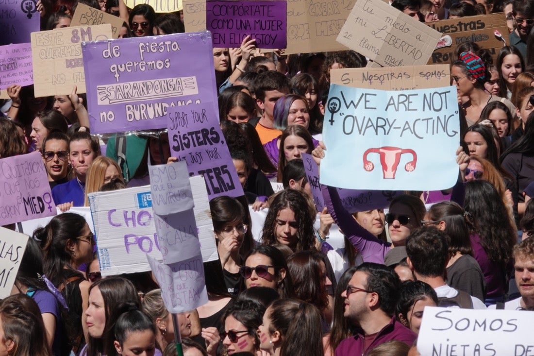 Repaso completo en imágenes a una marcha multitudinaria este Día de la Mujer en Granada