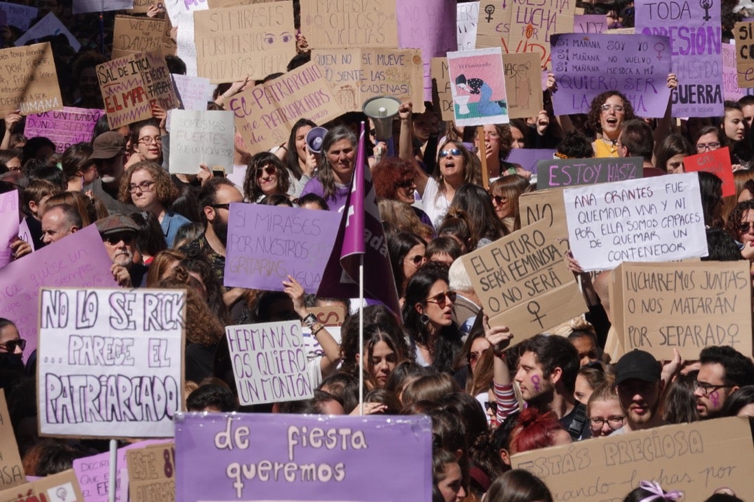 Repaso completo en imágenes a una marcha multitudinaria este Día de la Mujer en Granada
