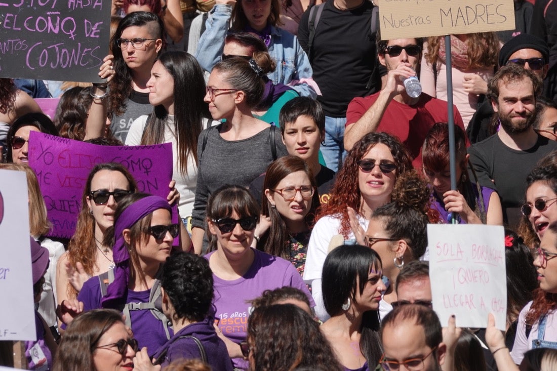 Repaso completo en imágenes a una marcha multitudinaria este Día de la Mujer en Granada