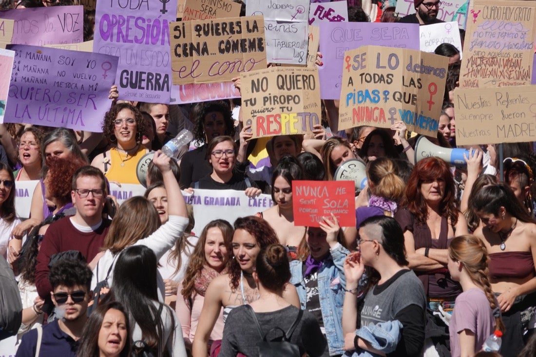 Repaso completo en imágenes a una marcha multitudinaria este Día de la Mujer en Granada