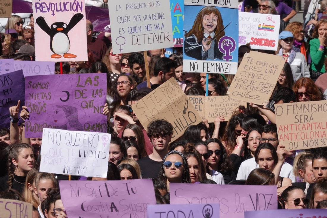 Repaso completo en imágenes a una marcha multitudinaria este Día de la Mujer en Granada